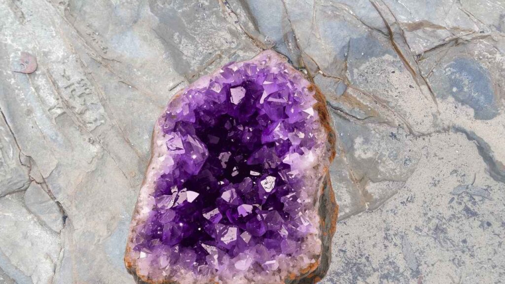 Hombre guarda una roca durante años pensando que era oro, pero resultó ser mucho más valiosa